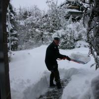 Wir kommen ja gar nicht zur Tür raus. We cannot go out of the door. Nous ne pouvons pas quitter la maison. 