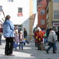 In der Stadt gibt es viel zu sehen und zu hören. 
In the town Eyko-Jacomo can see and hear much. 
En ville Eyko-Jacomo peut voir et écouter beaucoup. 