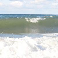 Maintenant, c'est le temps à nager. Les vagues sont près de 1,5 m hautes.Quel plaisir!